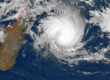 Le cyclone Batsirai devrait passer plus près que prévu de La Réunion