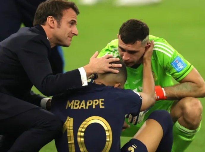 Coupe du monde 2022 : les Bleus "nous ont rendu immensément fiers et nous ont fait vibrer", déclare Emmanuel Macron